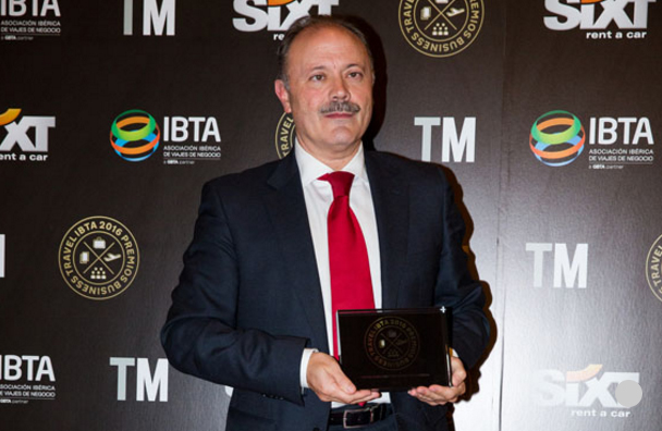 Víctor Moneo, director de Ventas de España, recogió ambos premios