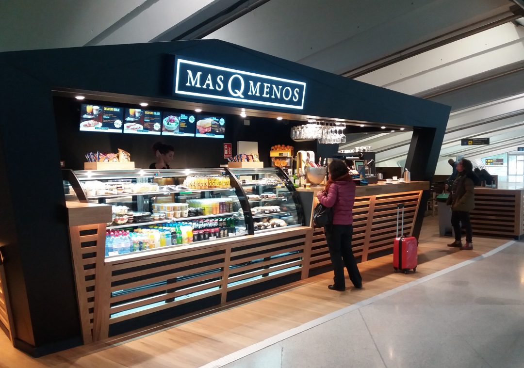 El Aeropuerto de Bilbao estrena dentro de la remodelación integral de la oferta de restauración en el edificio terminal, la nueva cafetería Más que Menos.